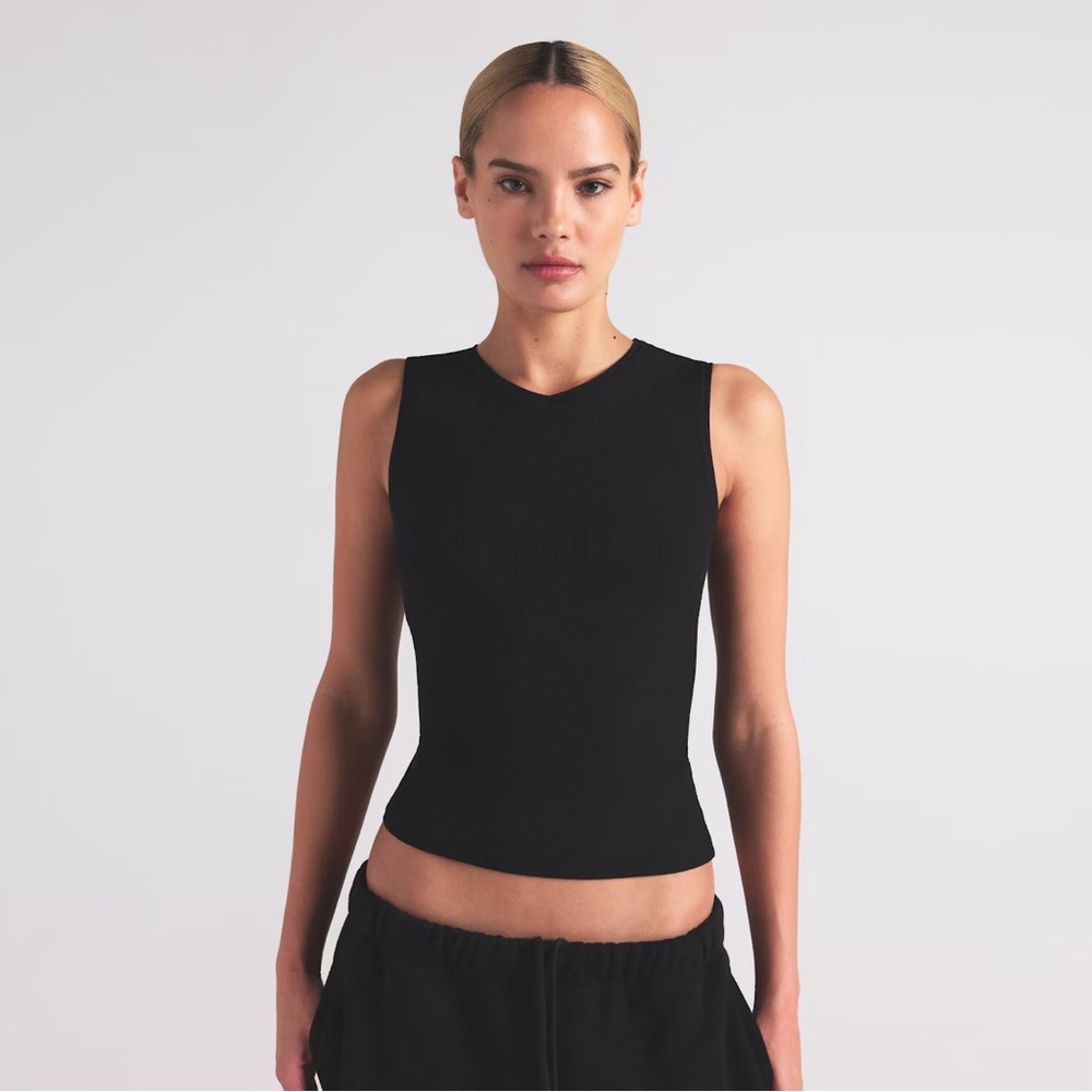 SKIMS - Soft Lounge-V neck tank -XS black - NWT
